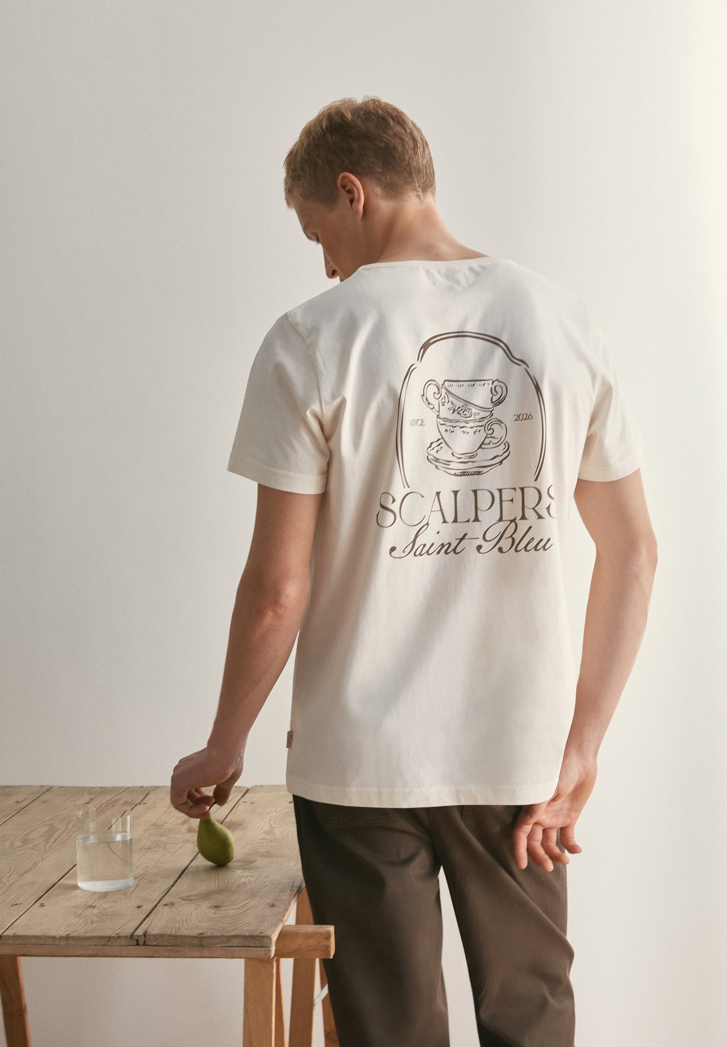 T-SHIRT MIT FARBLICH ABGESETZTEM PRINT