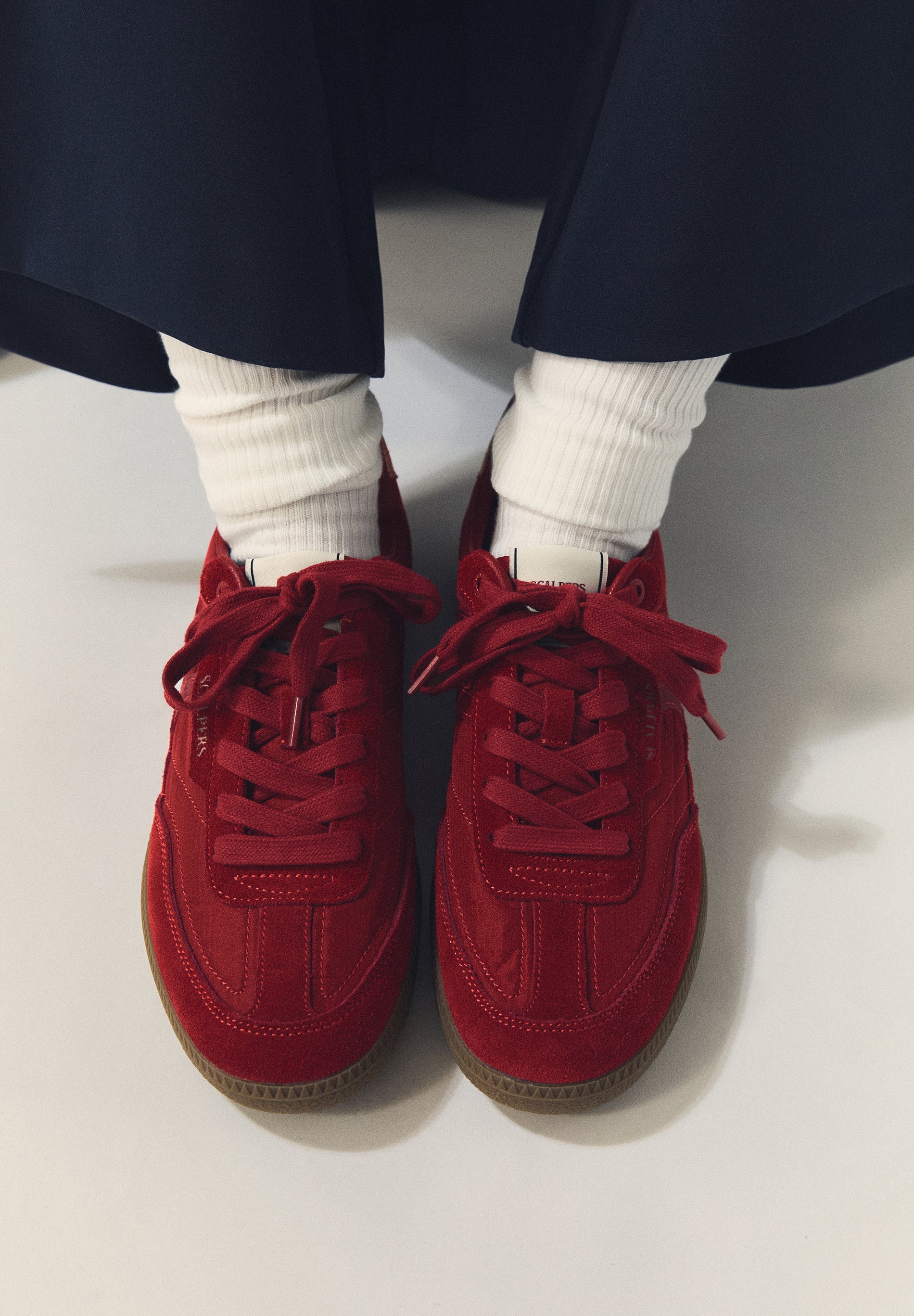 SNEAKER AUS WILDLEDER MIT METALLIC-FERSENKAPPE