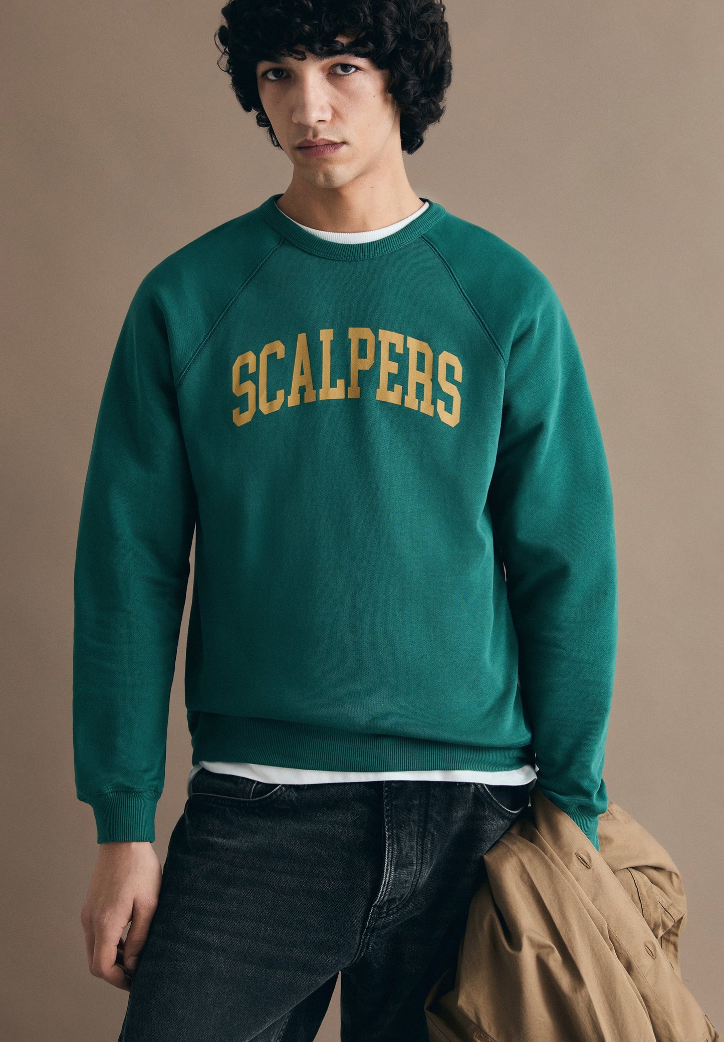 HOODY IM COLLEGE-STIL MIT PRINT
