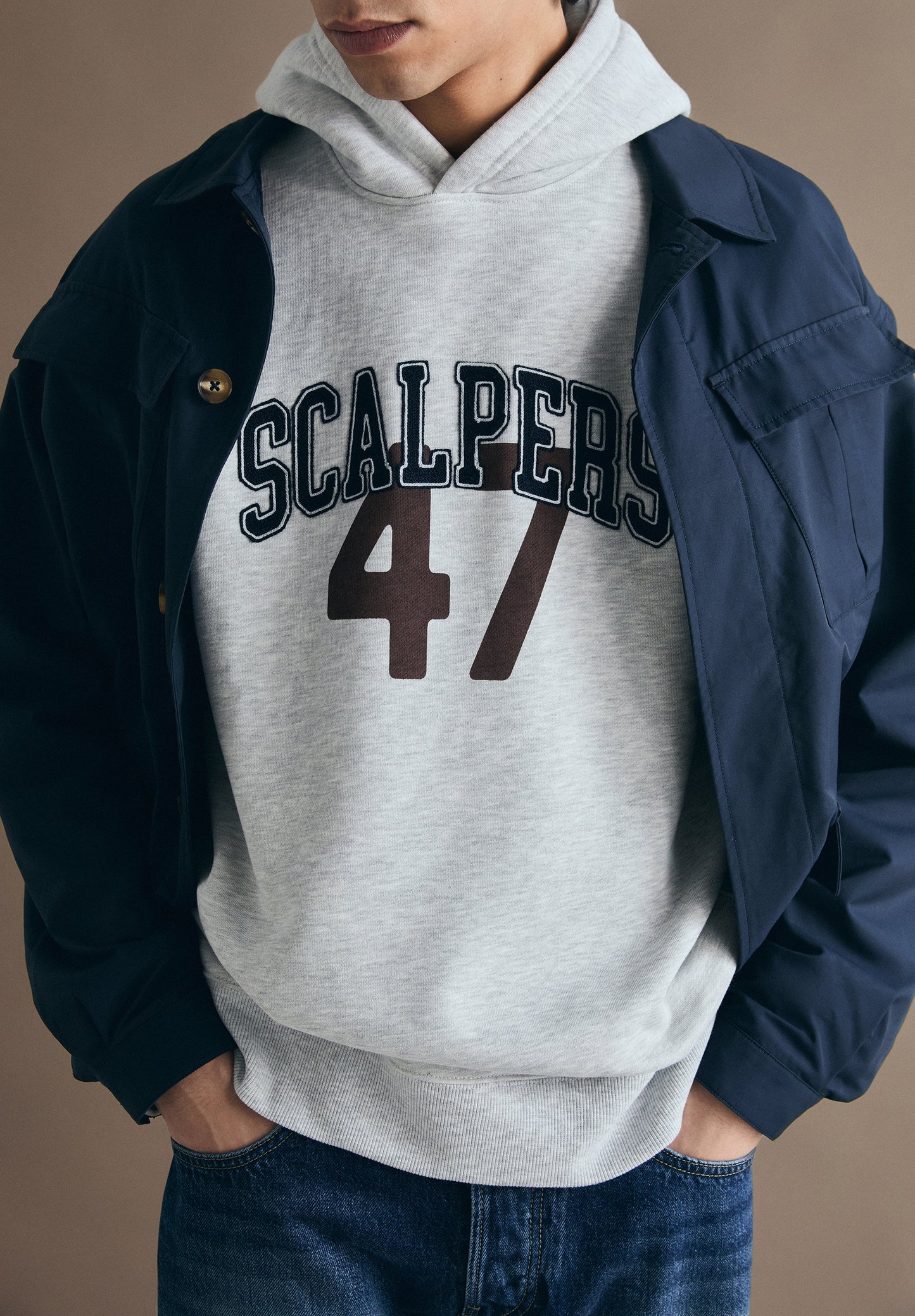 SUDADERA CON CAPUCHA VARSITY - Scalpers