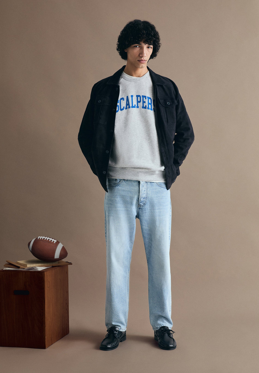 SUDADERA ESTAMPADA VARSITY - Scalpers