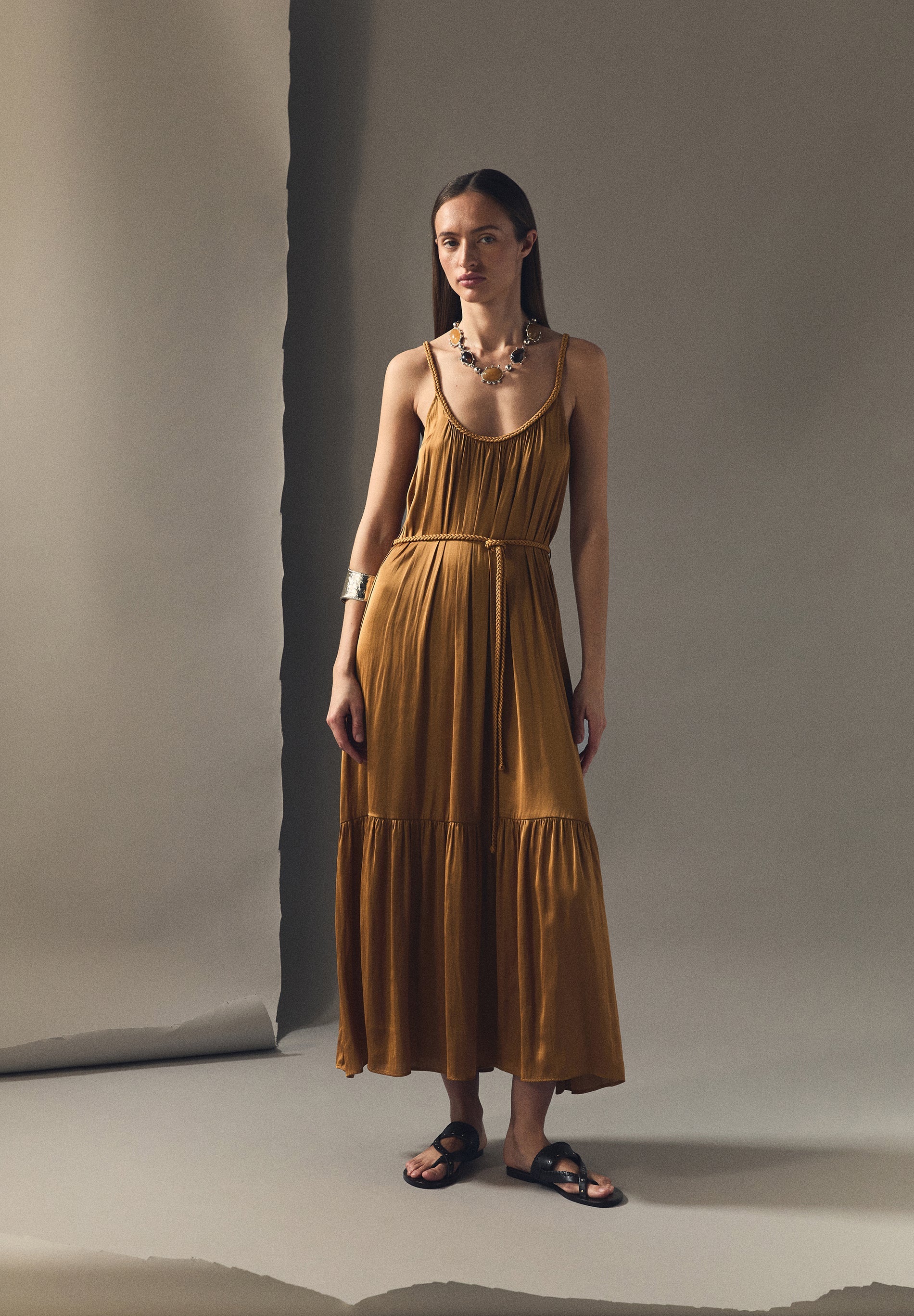 KLEID MIT GEFLOCHTENEM BUND