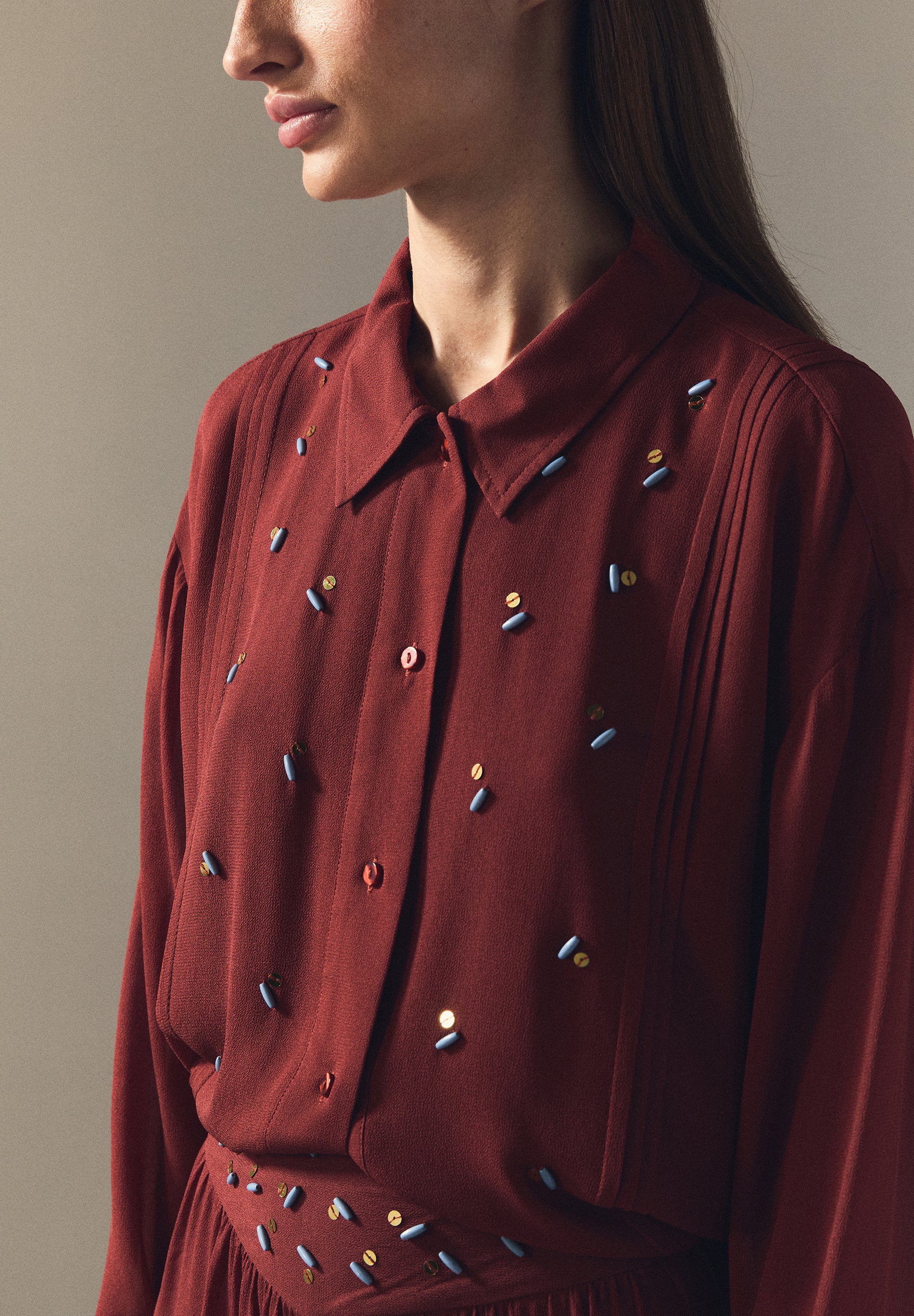 BLUSE AUS VISKOSE MIT APPLIKATIONEN