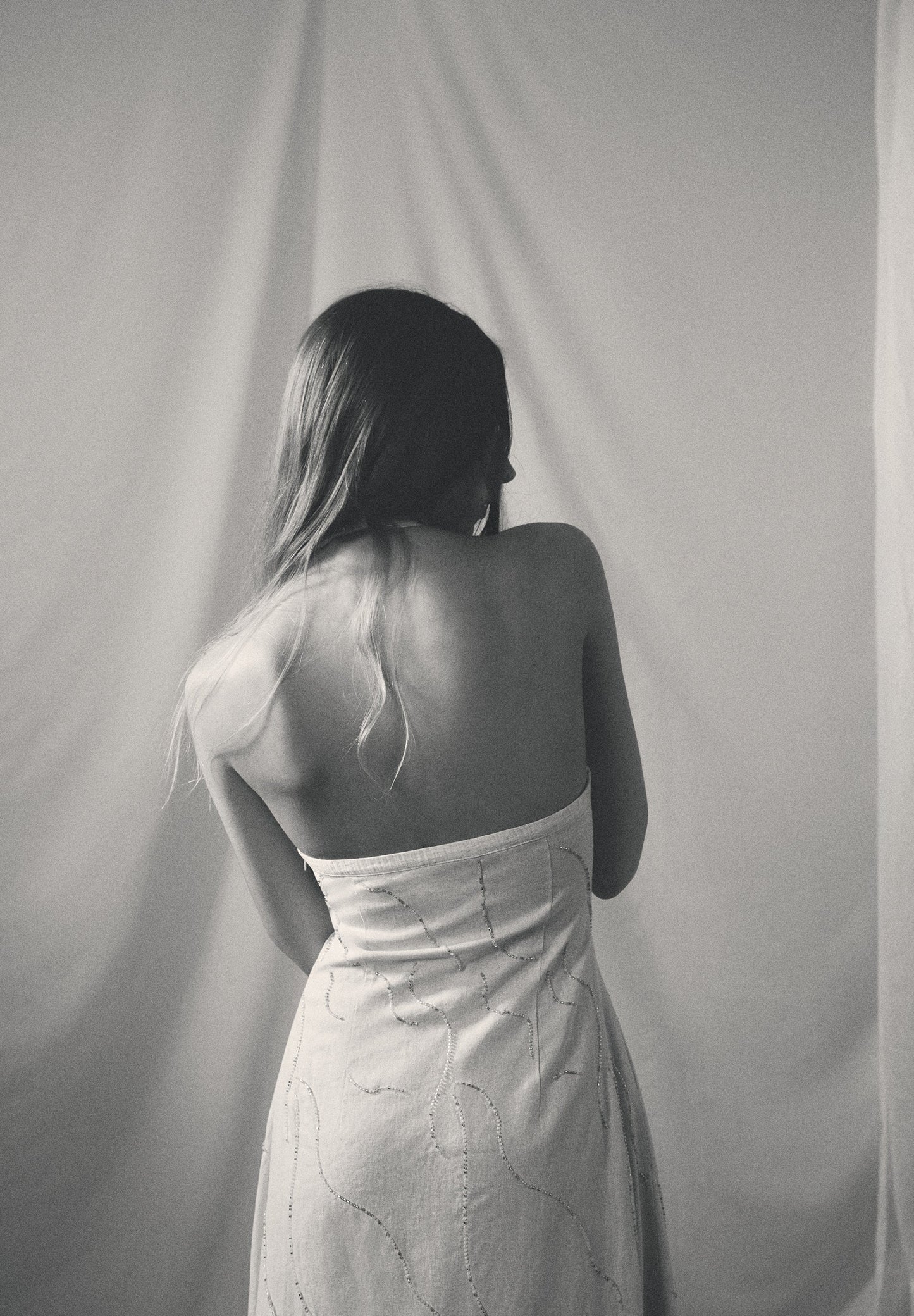 NECKHOLDER-KLEID MIT SCMUCKSTEINEN