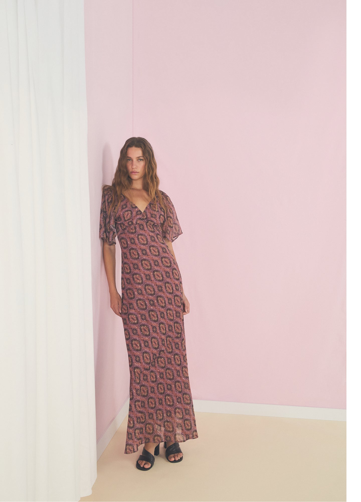 FLIESSENDES KLEID MIT PRINT